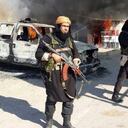 Shakib Waheib, uno de los militantes más experimentados, posa en el lugar de uno de los atentados de Isis en la región de Anbar, que el grupo controla desde principios de año.