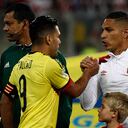 Los capitanes de Colombia y Perú, Falcao y Paolo Guerrero, se saludan previo al último partido de la eliminatoria, que clasificó a nuestra selección.