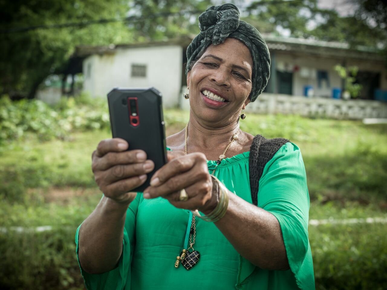 Henkel y la ONG Solidaridad desarrollaron la aplicación móvil Farming Solution, que permite al agricultor realizar una autoevaluación, en línea o sin conexión, de acuerdo con el estándar voluntario de sostenibilidad o políticas de compra requeridos por el mercado de aceite de palma.
