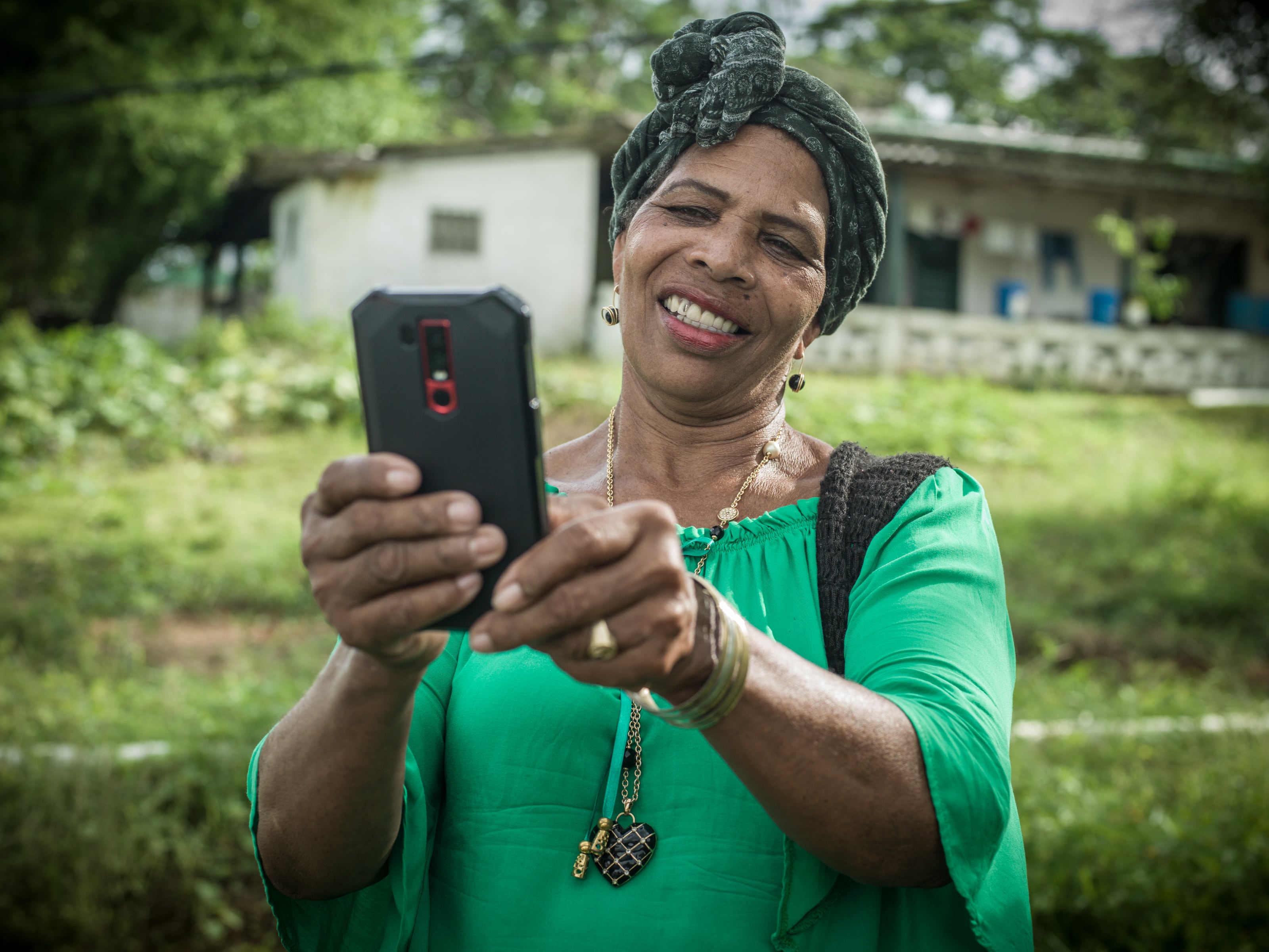 Henkel y la ONG Solidaridad desarrollaron la aplicación móvil Farming Solution, que permite al agricultor realizar una autoevaluación, en línea o sin conexión, de acuerdo con el estándar voluntario de sostenibilidad o políticas de compra requeridos por el mercado de aceite de palma.