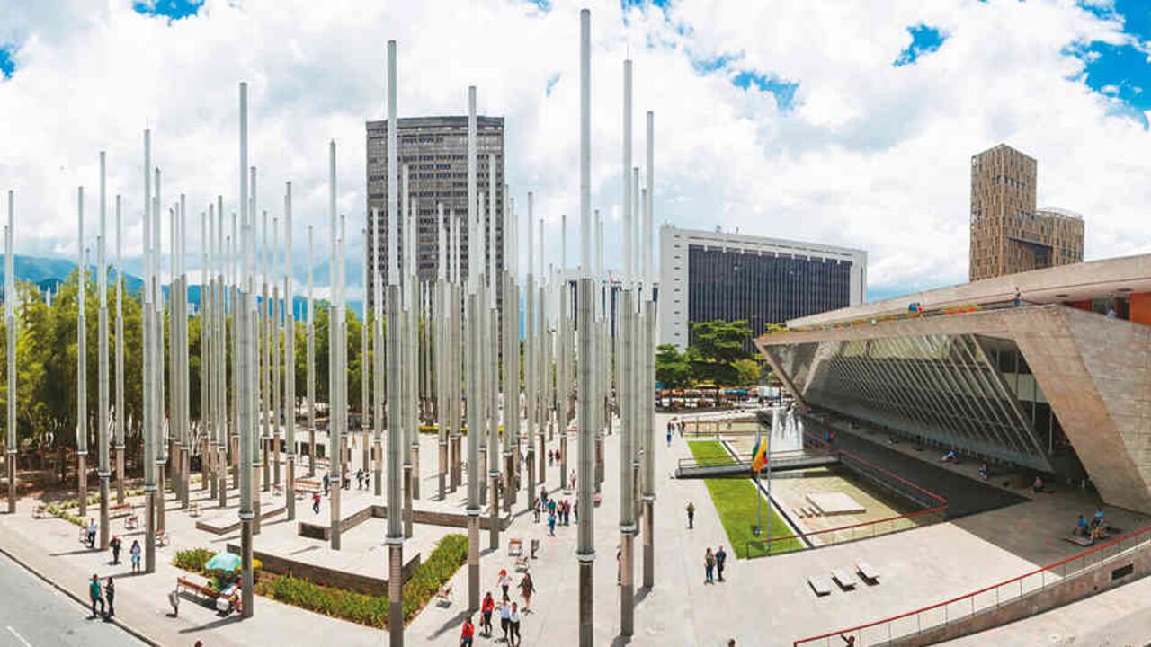 La Plaza Cisneros fue intervenida por Luis Fernando Peláez y Juan Manuel Peláez.