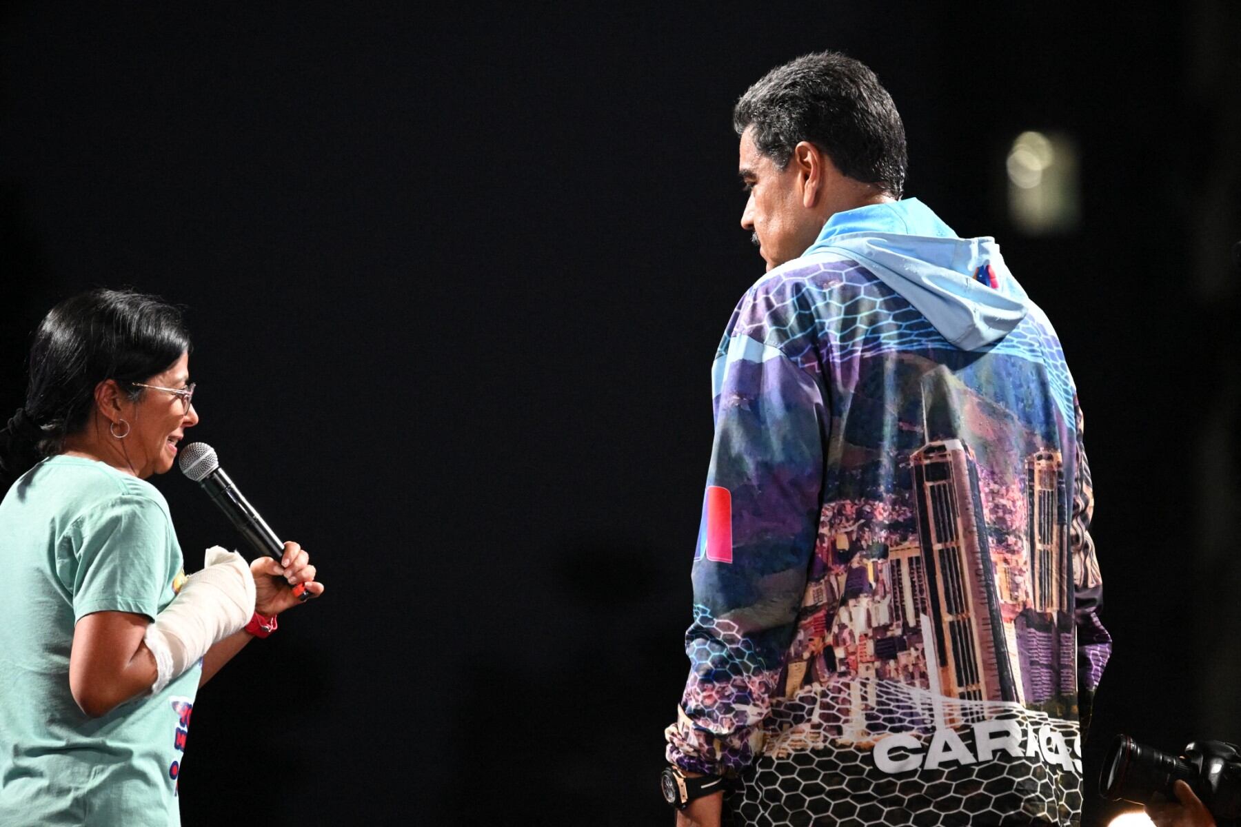 La vicepresidenta de Venezuela, Delcy Rodríguez (i), habla junto al presidente del régimen de Venezuela, Nicolás Maduro, durante una manifestación en Caracas el 4 de julio de 2024
