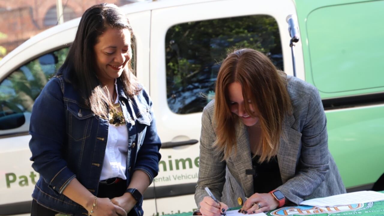 Las secretarias Deyanira Ávila y Carolina Urrutia firmaron el decreto para renovar parte de los vehículos de carga