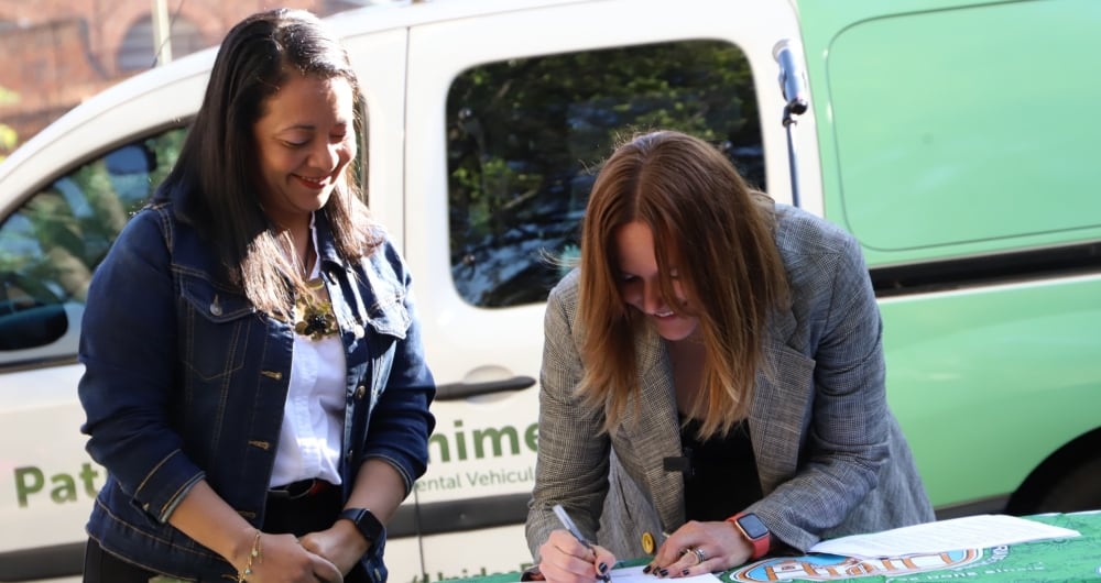 Las secretarias Deyanira Ávila y Carolina Urrutia firmaron el decreto para renovar parte de los vehículos de carga