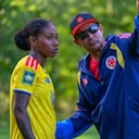 Carlos Paniagua, DT de la Selección Colombia Sub-20 Femenina y una de sus dirigidas para el Mundial