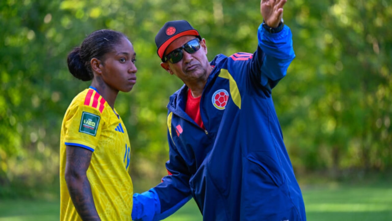 Carlos Paniagua, DT de la Selección Colombia Sub-20 Femenina y una de sus dirigidas para el Mundial