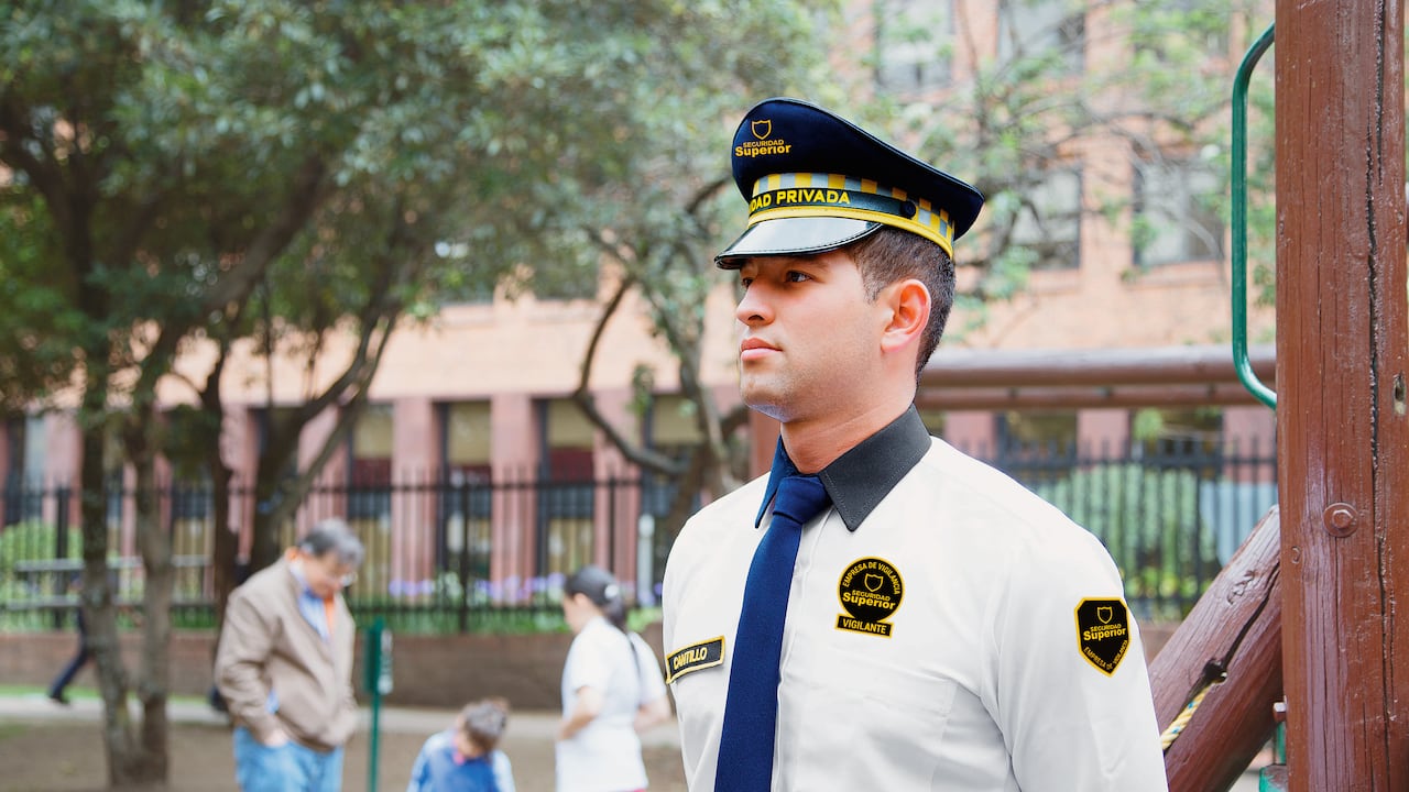 Los gremios de la vigilancia y la seguridad de Colombia advierten posibles riesgos ante la reducción del servicio de vigilancia privada.