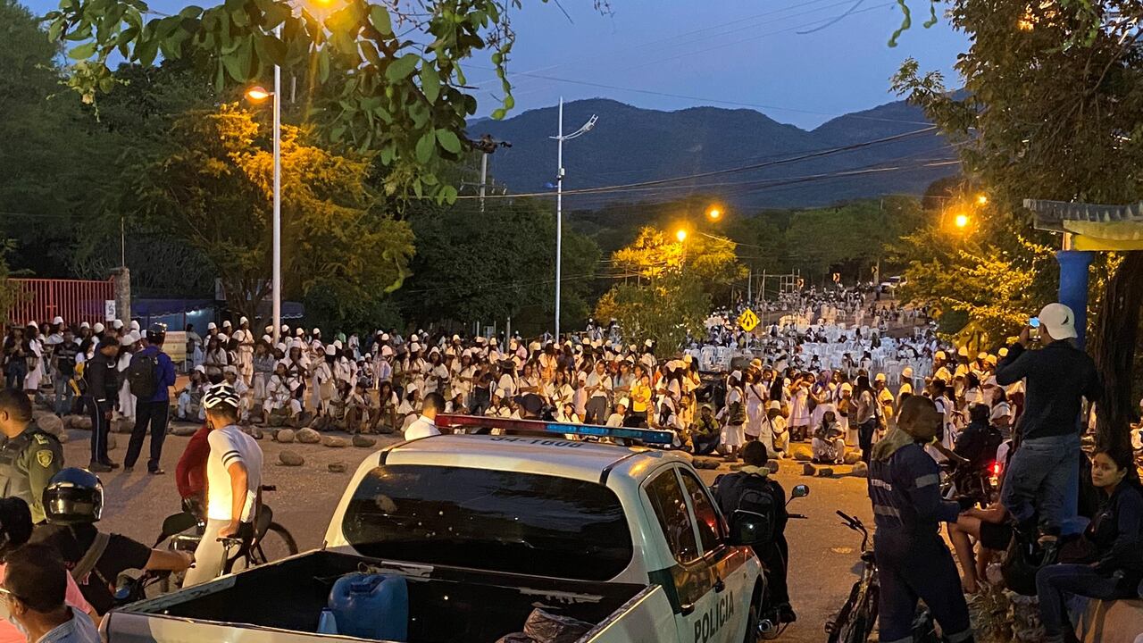 La comunidad Arhuaca se encuentra bloqueando la vía principal de acceso a Valledupar en el puente Hurtado.