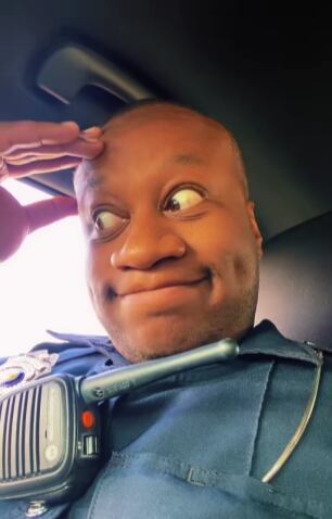Un video en TikTok volvió viral la reacción de un policía que comprobó un truco que vio en la red social.