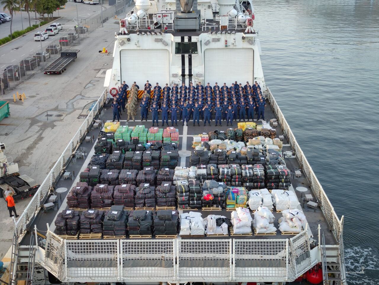 Incautación de droga por parte de la Guardia Costera. La tripulación del Cutter Hamilton descargó más de 76.000 libras de narcóticos ilegales con un valor aproximado de 473 millones de dólares