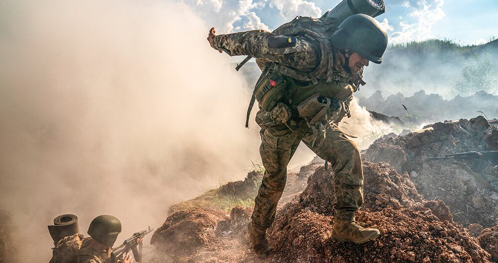 Los colombianos que llegan allá no suelen tener su nombre en el rótulo del uniforme, sino que son identificados por apodos como el Guajiro, Vengador, Flaco, Halcón, Jaguar, Chaca y otros por el estilo.