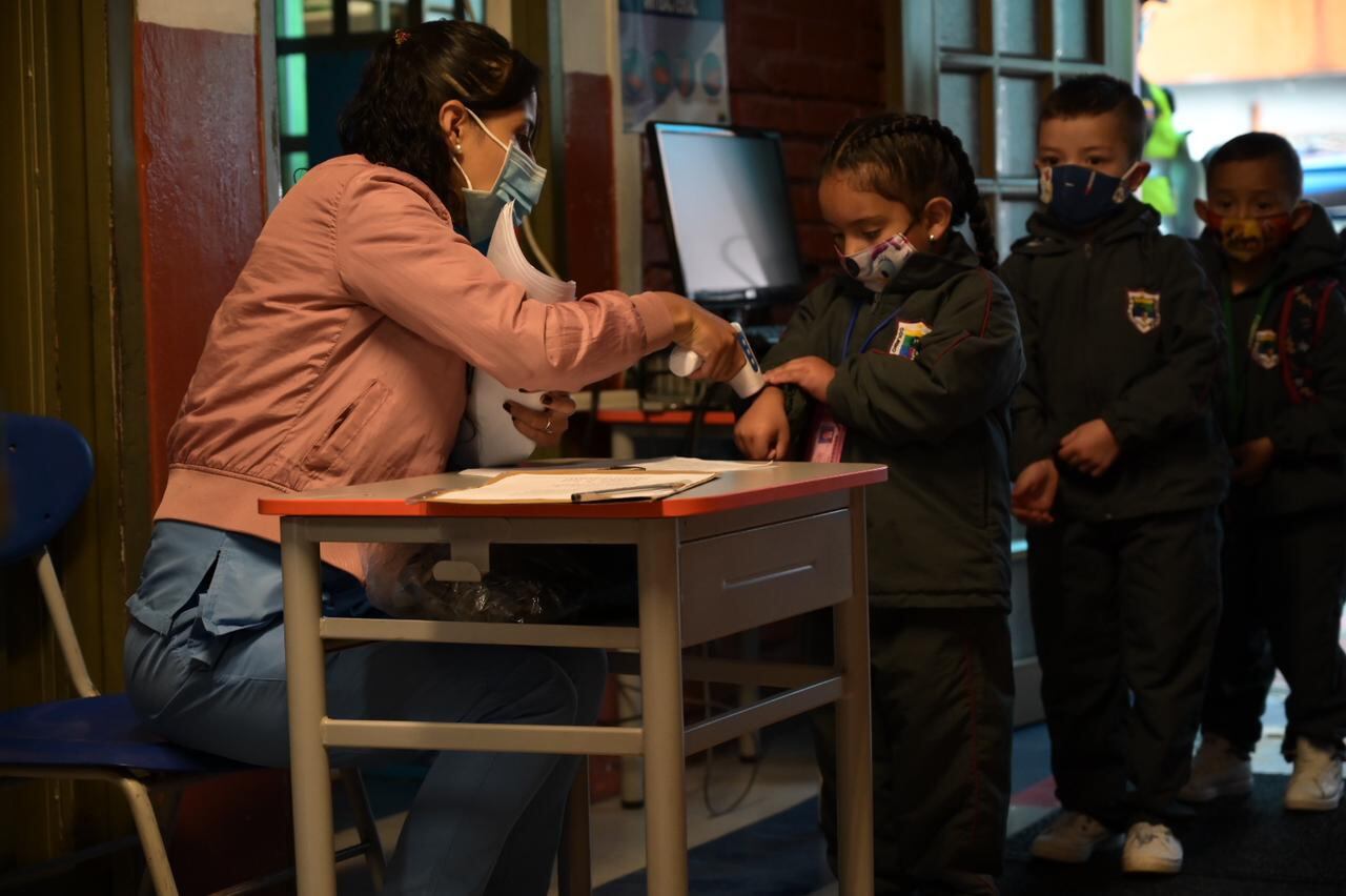 Estudiantes y docentes de los colegios públicos de Bogotá regresan a clases presenciales.