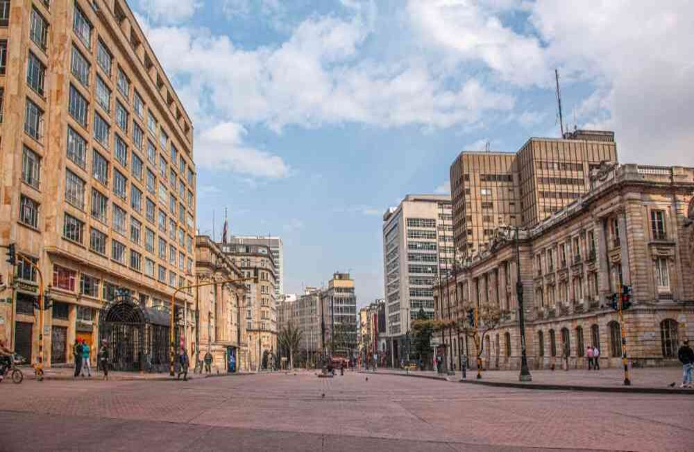 También, TransMilenio se ha unido y ha extendido las frecuencias de los articulados, además de que ha establecido unas rutas especiales para que los trabajadores de la salud se movilicen entre los centros de atención médica. Clara Moreno-SEMANA