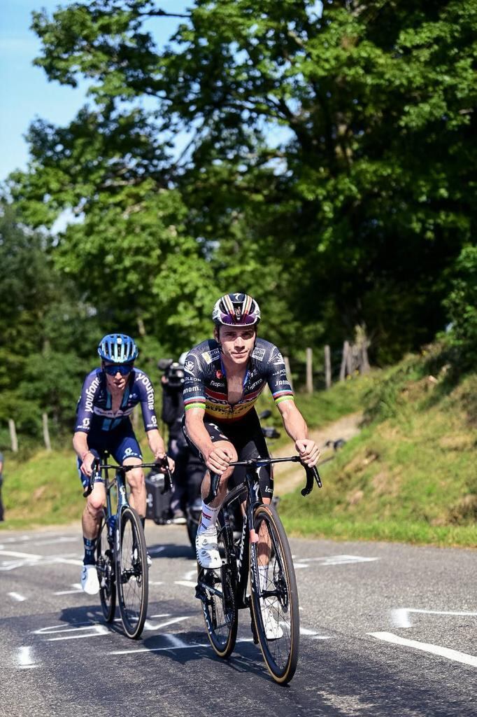 Romain Bardet y Remco Evenepoel en cabeza de carrera este sábado.