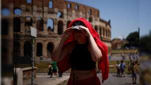 Romanos y turistas hacen frente a la ola de calor cuando las temperaturas se acercan a los 40 grados centígrados en la capital italiana.
