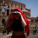 Romanos y turistas hacen frente a la ola de calor cuando las temperaturas se acercan a los 40 grados centígrados en la capital italiana.