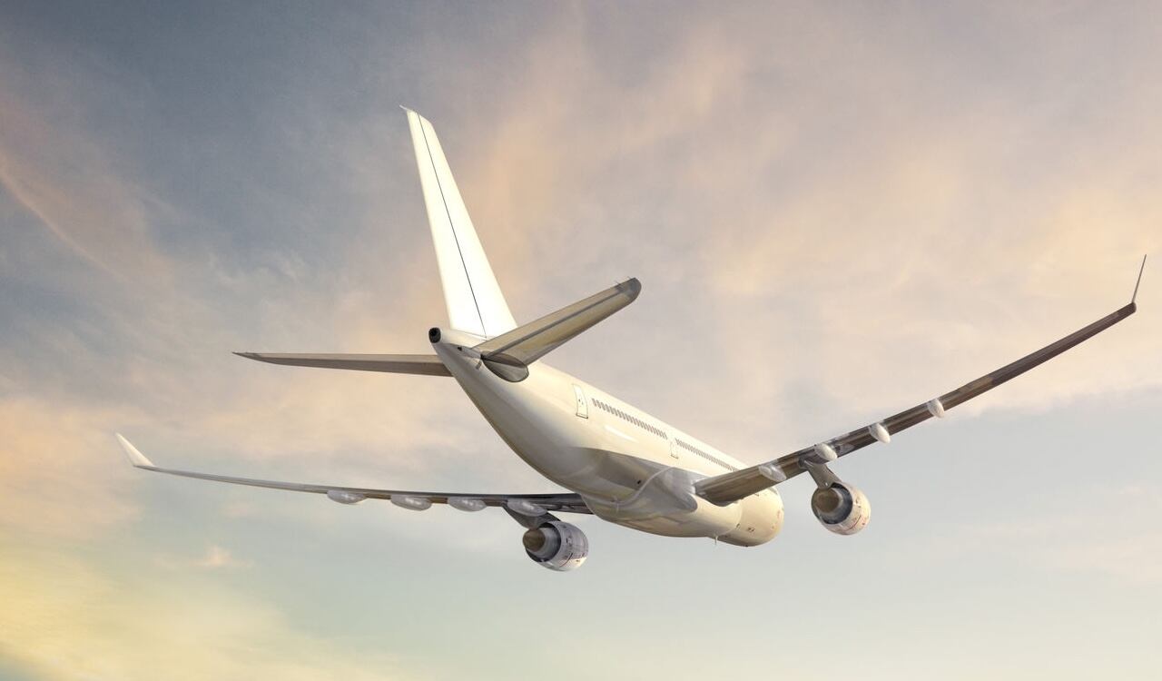 Un avión que despegó desde China aterrizó 'un año antes' en Estados Unidos