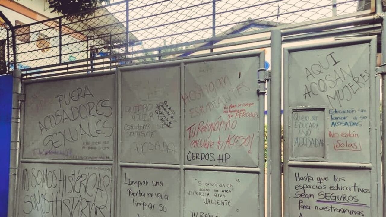 En la mañana de este lunes, varias estudiantes llegaron hasta la institución educativa para protestar sobre los hechos de acoso.