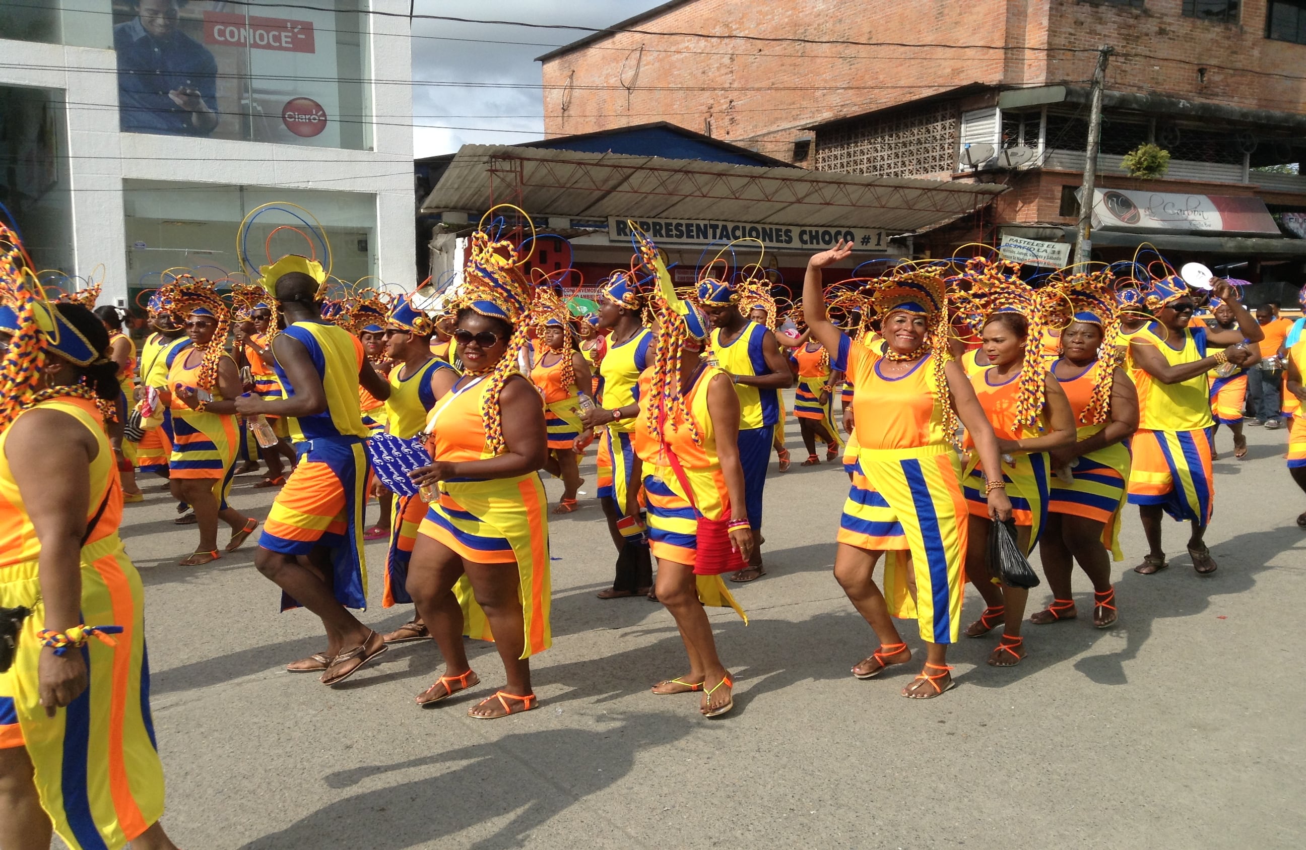 Fiesta de San Francisco de Asís en Quibdó. Los doce barrios tradicionales de la capital del Chocó le rinden tributo a su Santo Patrón y conmemoran la identidad afrodescendiente a través de una serie de eventos organizados por artistas y artesanos locales. Las Fiestas de San Pacho se celebran cada año desde el 3 de septiembre hasta el 5 de octubre. Foto: Andrés Forero