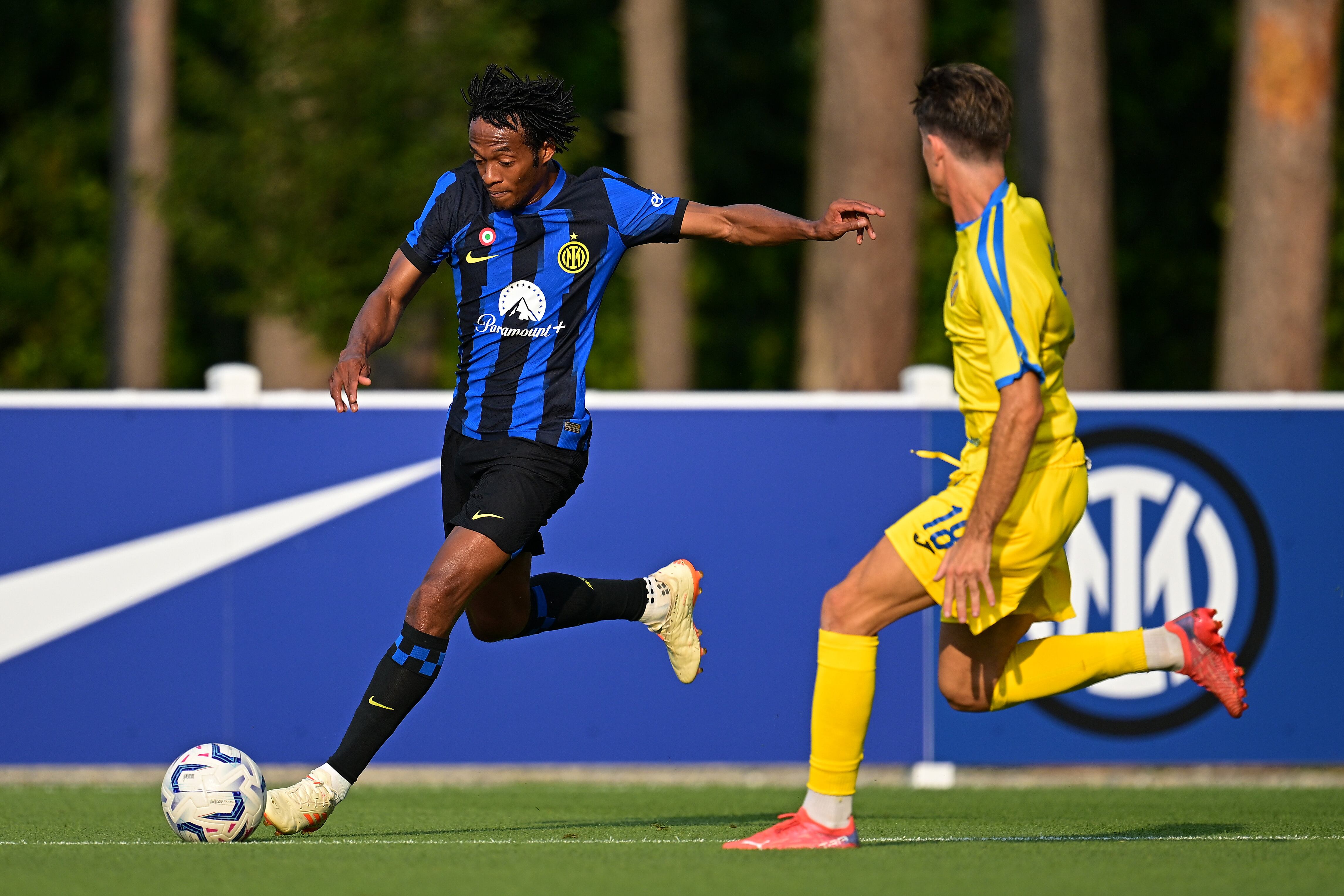 Encara el colombiano Cuadrado a un jugador del Pergolettese.