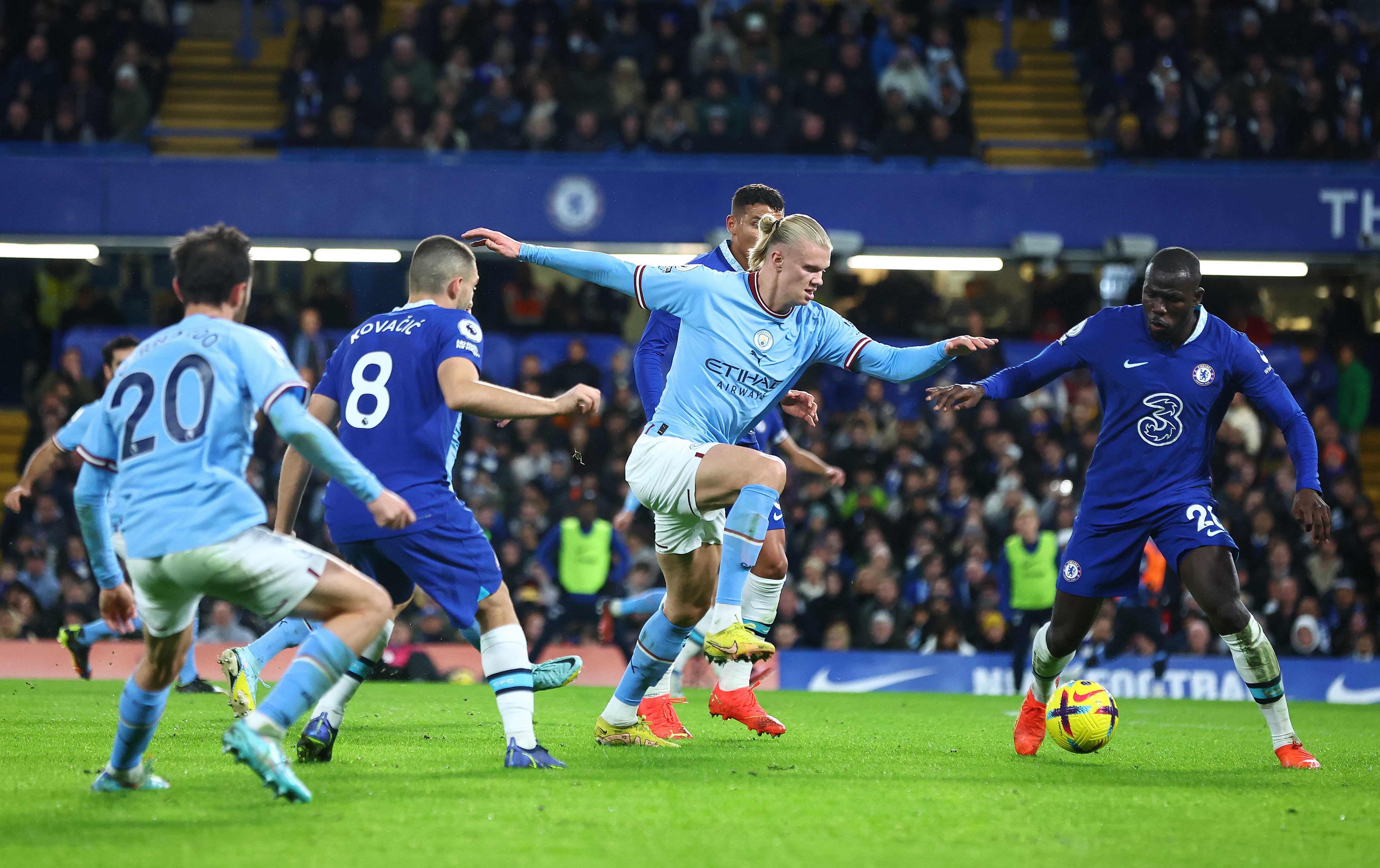 Haalanda peleando un balón con la defensa rival.