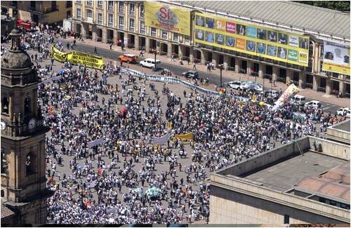 Este era el panorama desde el aire de la Plaza de Bolívar, en el centro de Bogotá. el palacio de liévano desplegó una pancarta gigante con los rostros de varios secuestrados.  