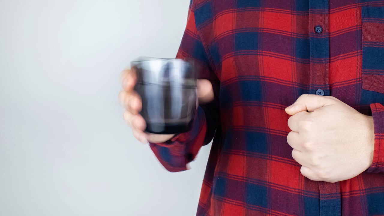 Según la Clínica Mayo, esta enfermedad no tiene cura, ya que el sistema nervioso se ve afectado provocando movimientos involuntarios en la persona.