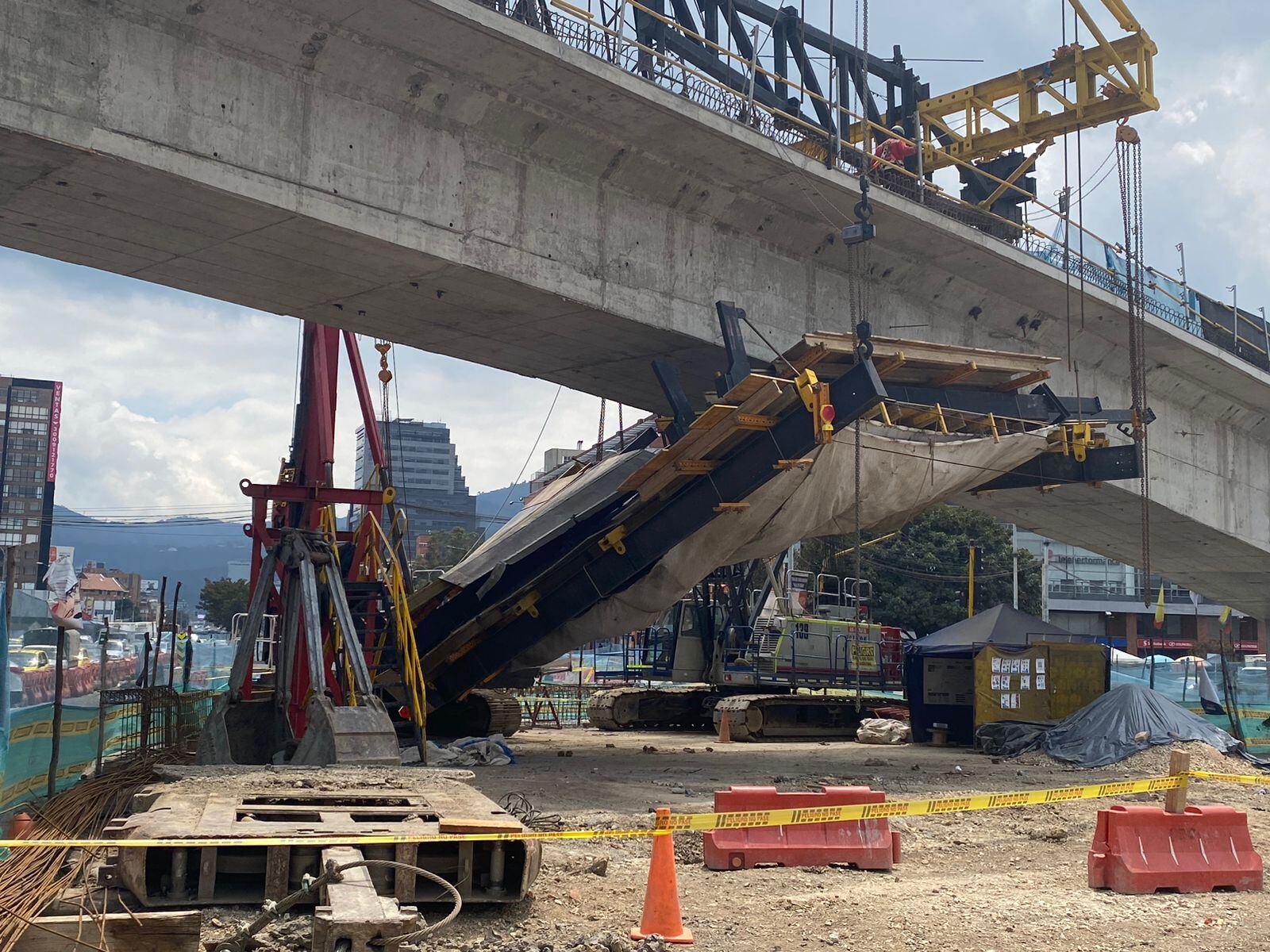 Se cayó parte de la estructura con la que se construía el puente