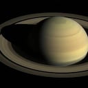 La gravedad de Saturno arrastra los anillos hacia él bajo la influencia, también, de su campo magnético. Foto: NASA/JPL-Caltech/Space Science Institute
