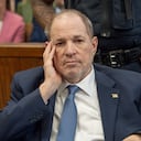 El exproductor de cine Harvey Weinstein llega al Tribunal Penal de Manhattan en Nueva York el 1 de mayo de 2024 para una audiencia preliminar después de que se anulara su condena por violación.