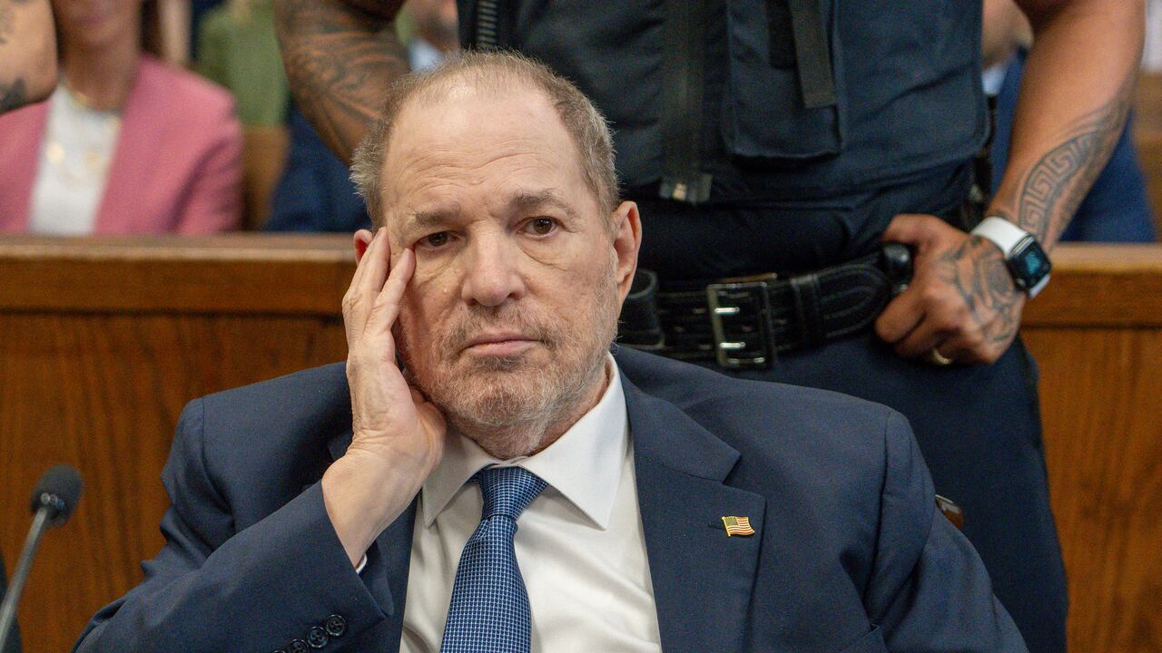 El exproductor de cine Harvey Weinstein llega al Tribunal Penal de Manhattan en Nueva York el 1 de mayo de 2024 para una audiencia preliminar después de que se anulara su condena por violación.