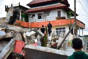 Al menos 42 personas perdieron la vida y cientos más resultaron heridas luego de que un terremoto de magnitud 6,2 en la escala Richter sacudiera la isla indonesia de Célebes en la madrugada de este viernes.
