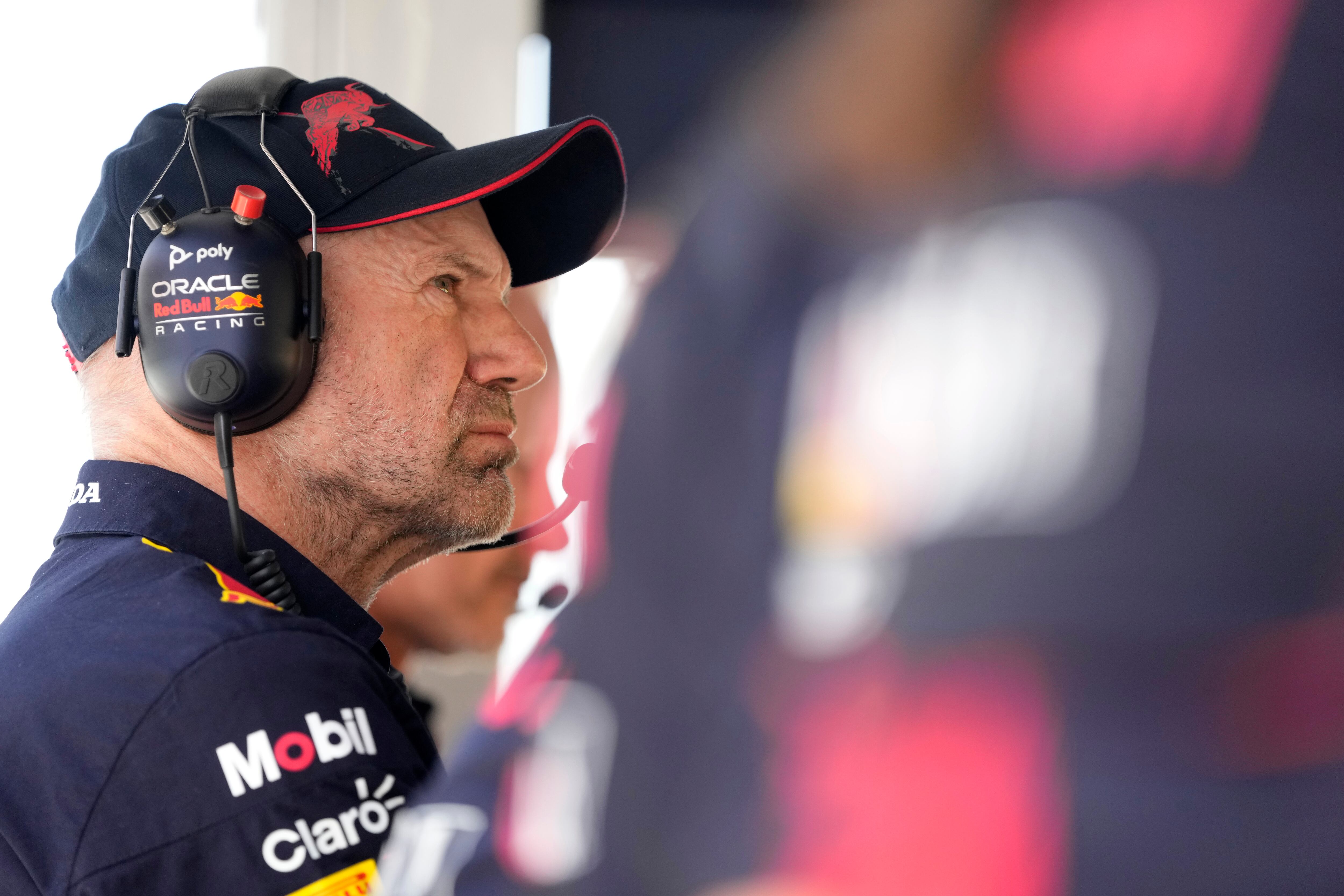El jefe técnico Adrian Newey de Red Bull Racing observa el Gran Premio de España de Fórmula Uno en el circuito de Barcelona Catalunya en Montmeló, España, el domingo 22 de mayo de 2022. Adrian Newey, el diseñador que fue una figura fundamental en el dominio de Red Bull en la Fórmula Uno, dejará el cargo el próximo año, dijo el equipo el miércoles 1 de mayo de 2024. (Foto AP/Pool/Manu Fernández)