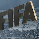 Logo de la FIFA / Imagen de la pelota en el aire