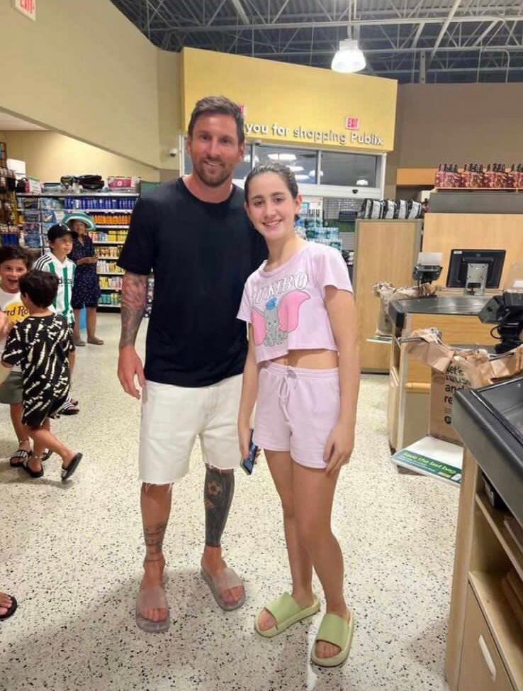 Una seguidora aprovechó y se tomó una foto con Messi.