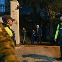 Roberto Canseco, jefe de la sección consular mexicana en Quito, ante la puerta de la embajada de México en Quito, Ecuador, después de que la policía ecuatoriana irrumpiera a la fuerza el viernes 5 de abril de 2024. El episodio ocurrió horas después de que el gobierno mexicano concediera el asilo político al exvicepresidente Jorge Glas, que permanecía en la sede diplomática desde diciembre de 2023. (AP Foto/Dolores Ochoa)