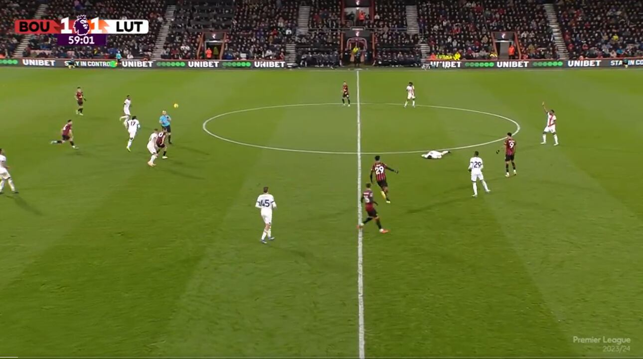 Tom Lockyer cae desplomado en el Luton Town