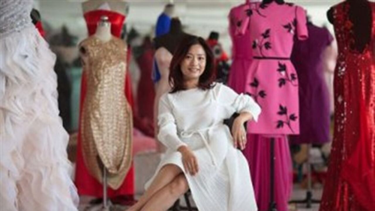 La diseñadora china de moda Guo Pei, en su estudio de Pekín el 23 de mayo. Su colección de 2012 obtuvo inspiración de las tradiciones populares chinas, con capas rojas y doradas cubiertas de encajes para celebrar el Año del Dragón.