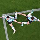 Lionel Messi de Argentina, a la izquierda, celebra después de anotar el primer gol de su equipo con Julián Álvarez de Argentina durante el partido de fútbol del grupo C de la Copa Mundial entre Argentina y México, en el Estadio Lusail en Lusail, Qatar, el sábado 26 de noviembre de 2022.