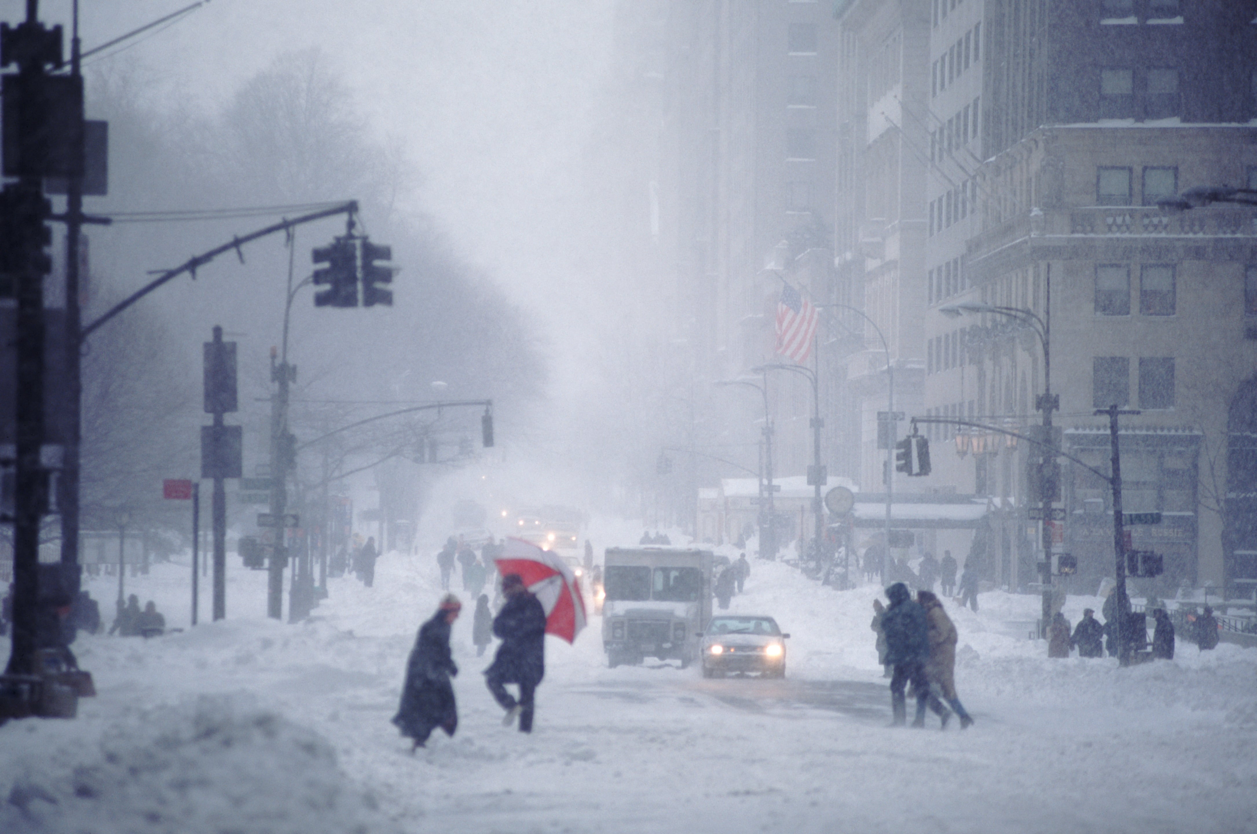 Autoridades de Nueva York y Newark activaron el Código Azul ante temperaturas bajo cero, habilitando refugios y centros de calentamiento para proteger a personas sin hogar o sin calefacción.