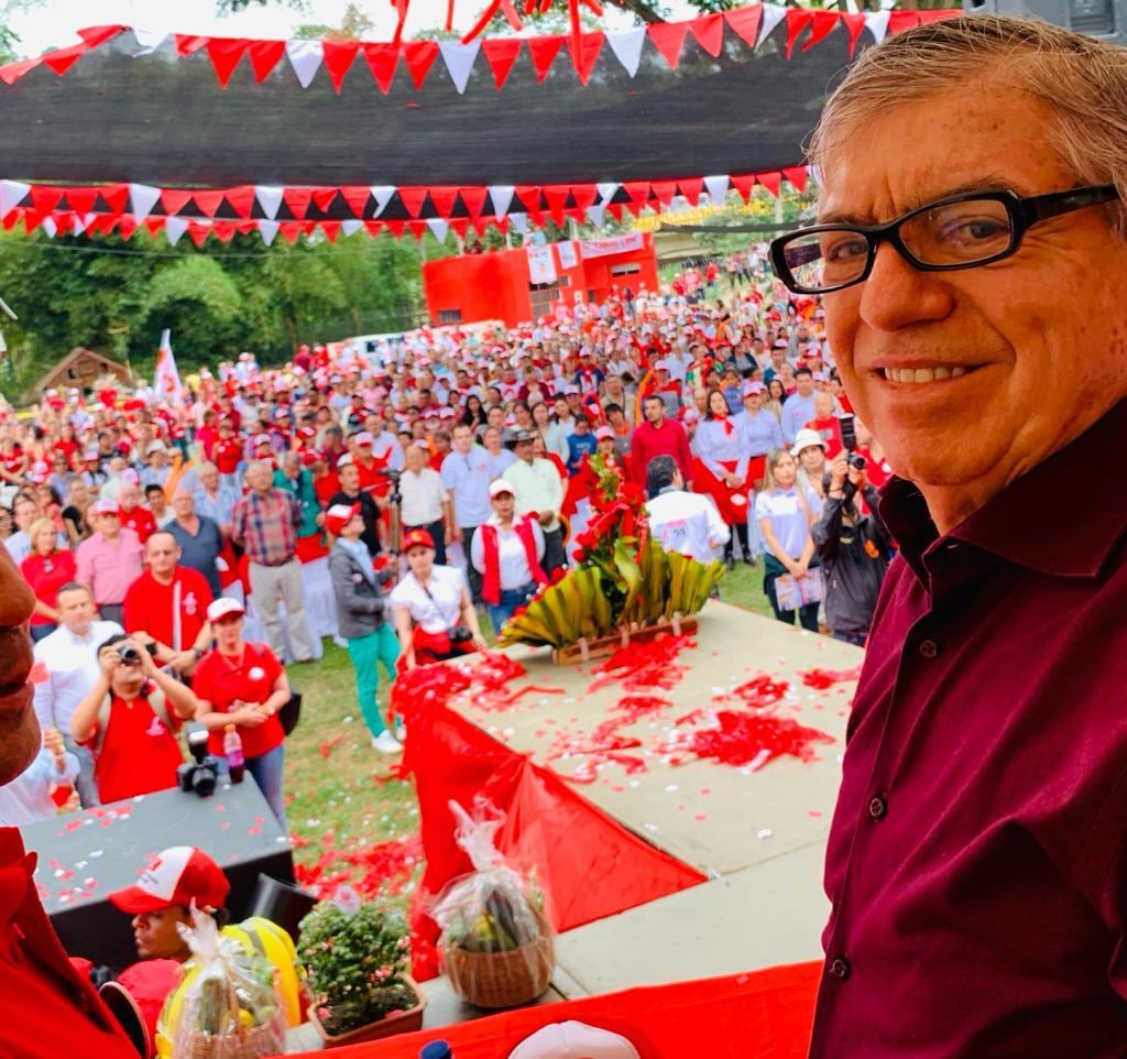 César Gaviria en manifestaciones políticas.
