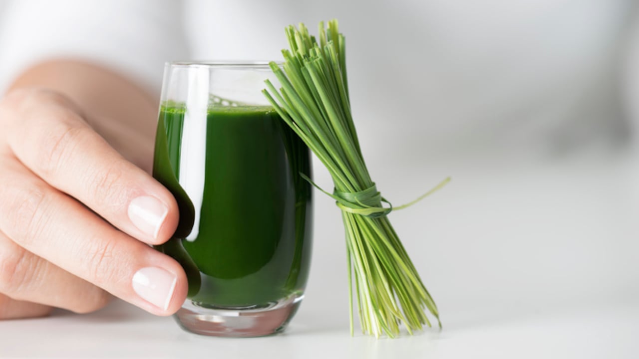 Expertos indican que los jugos verdes ayudan depurar el organismo.