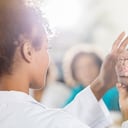Vista posterior del profesor de la escuela de medicina afroamericana americana que enseña a los estudiantes sobre el cerebro humano.