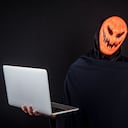Imagen de referencia de hombres con máscara de Halloween cometiendo un hackeo.