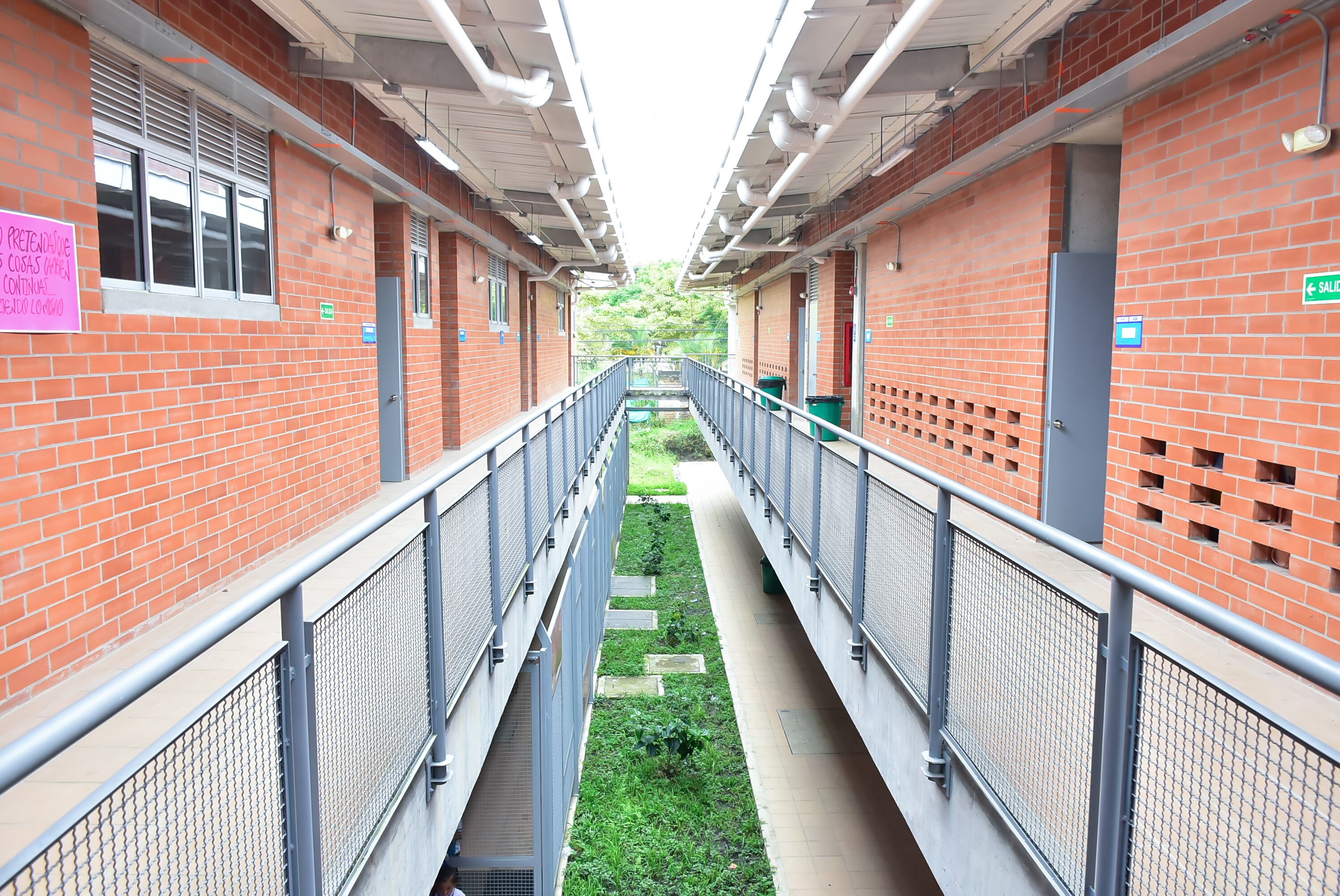 reforzar la infraestructura educativa