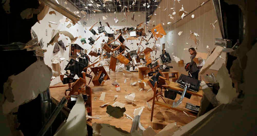 Sala de Juntas (Bogotá), 2017 Vistas de la instalación en La cosa está candela, Museo de Arte Miguel Urrutia (MAMU), 2017 Madera, metal, plástico y papel. Dimensiones variables. © Los Carpinteros Foto: Guillermo Torres / Revista Semana