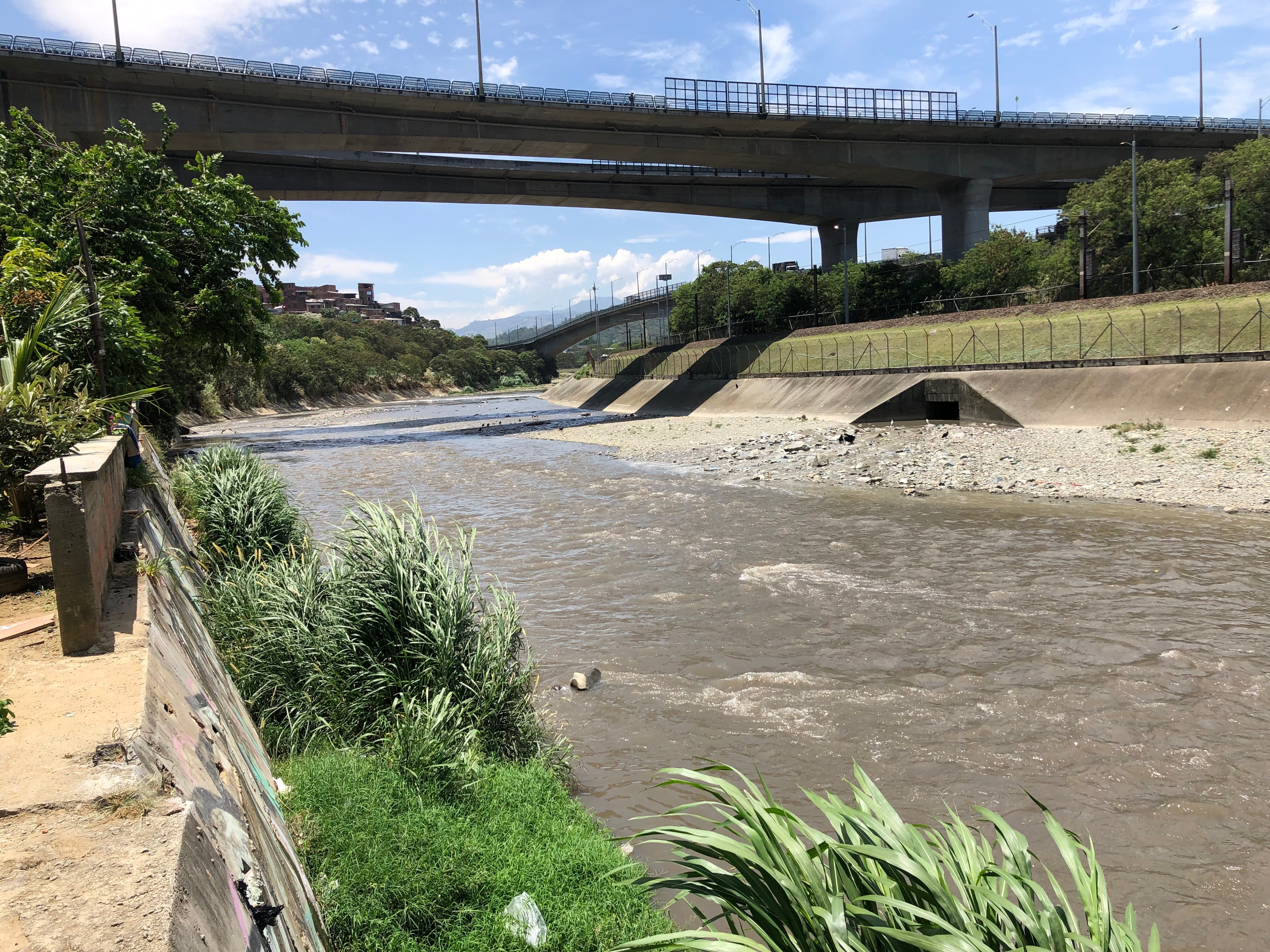 Las autoridades buscan esclarecer la causa de 18 muertos hallados en el río Medellín.