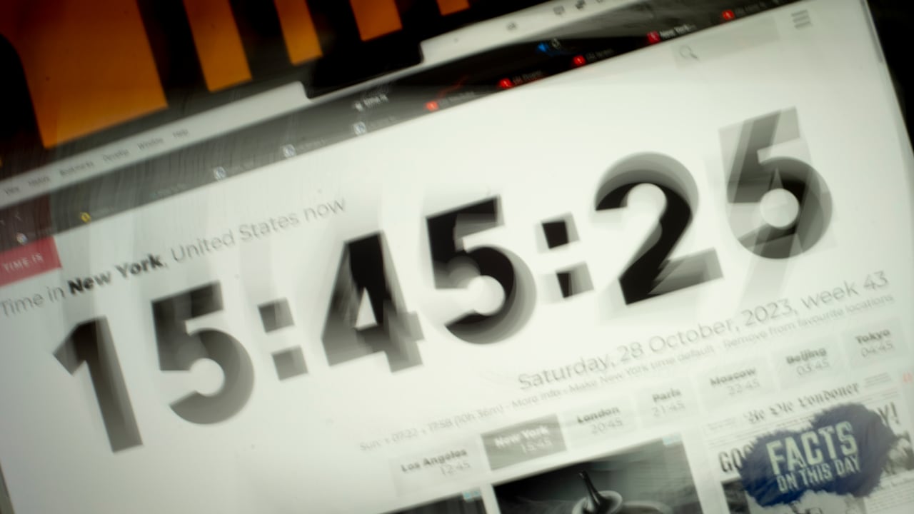 Los relojes se atrasarán una hora por el invierno.