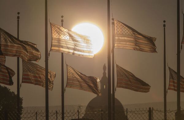 Banderas americanas rodean el Monumento a Washington tras la matanza en una instalación de la Armada en Washington, Estados Unidos. (AP) 