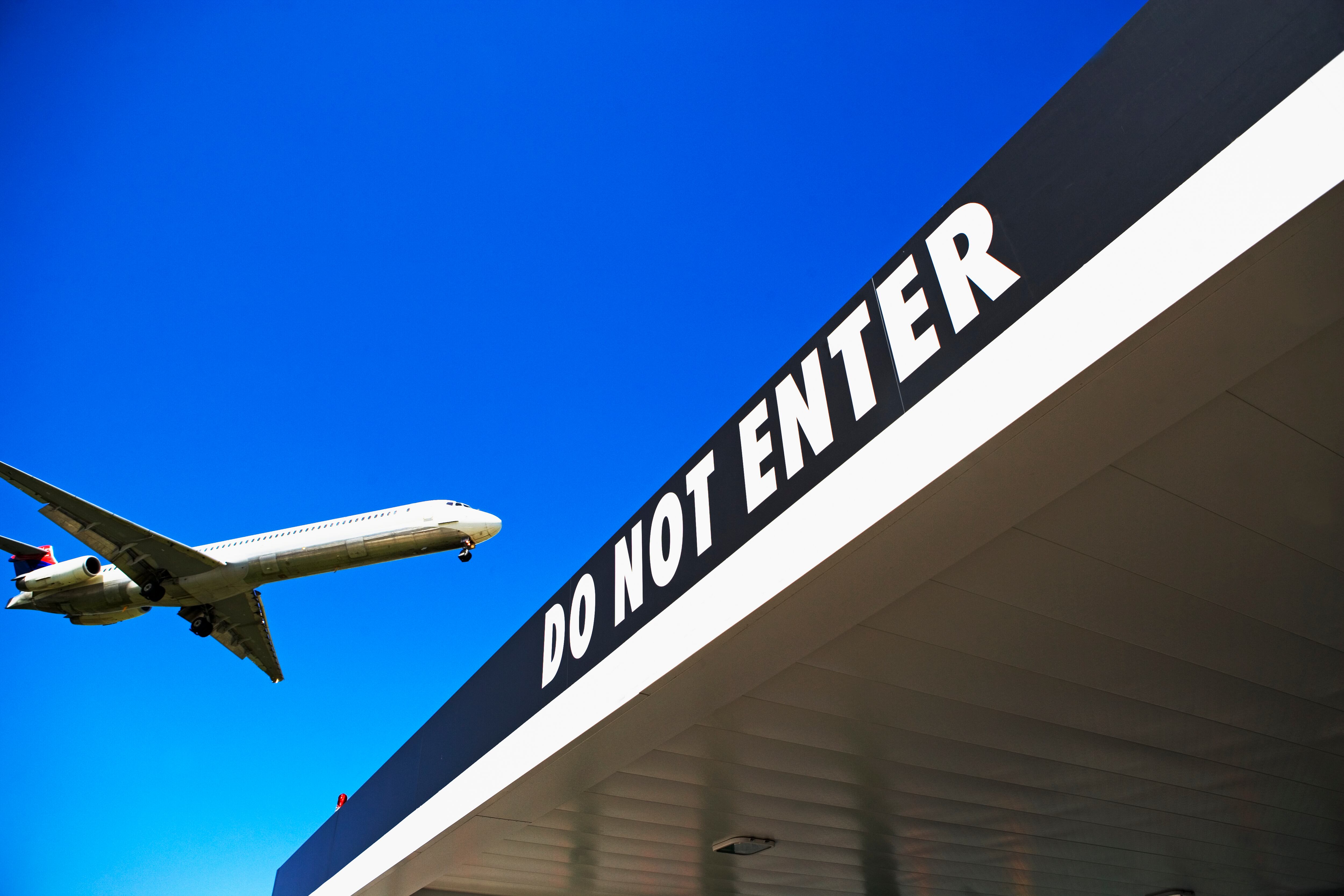 Esta política se enmarca en una serie de medidas más amplias adoptadas por la administración Trump para endurecer las leyes migratorias.